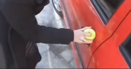 Як відкрити автомобіль тенісним м'ячиком
