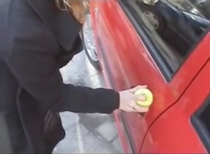 Як відкрити автомобіль тенісним м'ячиком