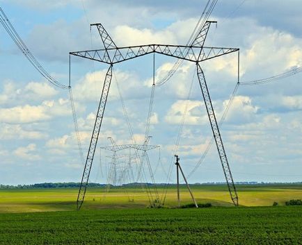 Cum se determină tensiunea unei linii electrice aeriene de către izolatori