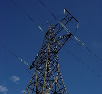 Cum se determină tensiunea unei linii electrice aeriene de către izolatori