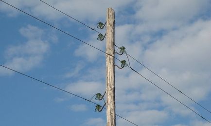 Cum se determină tensiunea unei linii electrice aeriene de către izolatori