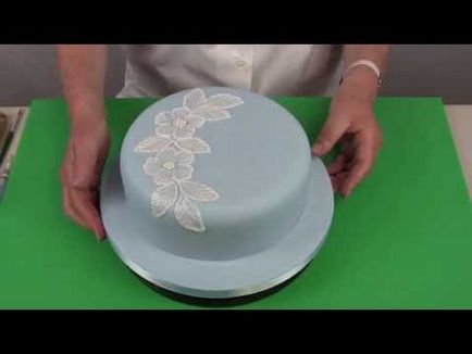 Cum să atragă flori pe un tort