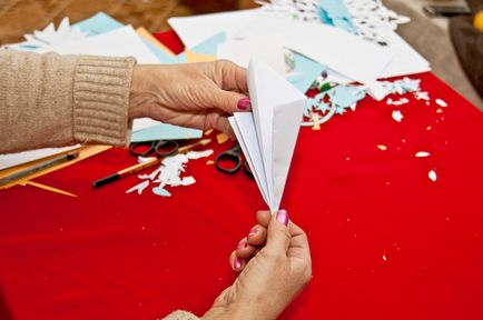 Как да направите красива снежинка от хартия с ръцете си в етапа - майсторски клас при