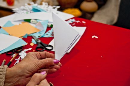 Как да направите красива снежинка от хартия с ръцете си в етапа - майсторски клас при