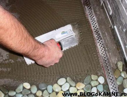 Як зробити підлоги з гальки в душовій