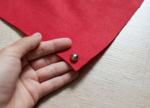 Cum să coaseți o mantie pe umeri cu o glugă din blană artificială cu un videoclip