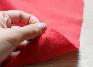Cum să coaseți o mantie pe umeri cu o glugă din blană artificială cu un videoclip