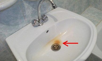 Cum să eliminați petele galbene din apa care picură în chiuvetă