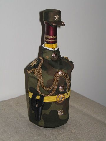 Як упакувати пляшку в подарунок на чоловіче свято у військовій формі