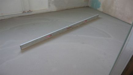 Cum de a alinia o podea de beton sub o tigla într-o tehnologie de baie și materiale
