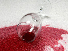 Cum să eliminați o pată din vin de pe o față de masă