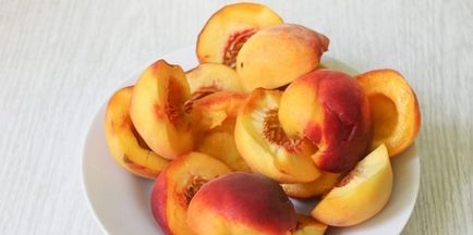 Як заготовити персики у власному соку на зиму