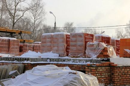 Кладка цегли в мороз своїми руками, чи можна класти клінкер в зимовий час, і якщо так, то як