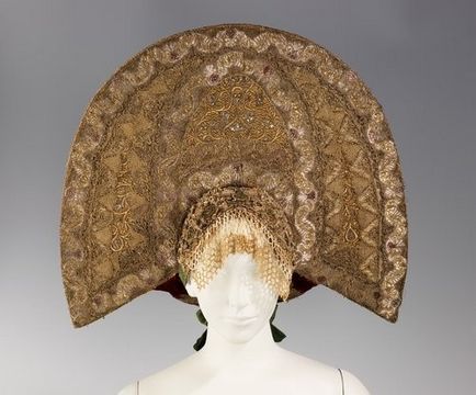 Kokoshnik de la femeia țărănească rusă la regina engleză