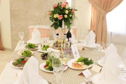 Compoziții pe o masă de nuntă cu candelabru dintr-o poziție a unui ornament și un set de masă de nuntă -