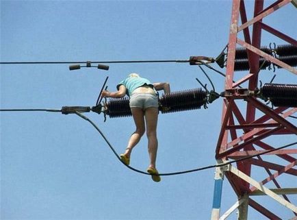 Коня на скаку зупинить, в палаючу хату ввійде