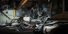 Az összeomlás az istállóban, ezért a moszkvai hatóságok lerombolja Kereskedelmi pavilonok