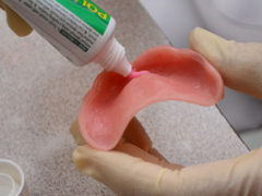 Cremă pentru fixarea denturii, descriere a utilizării
