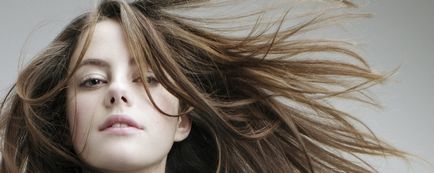Cursul de păr de cheratină îndreaptă restabilirea cisteinei și îndreptarea părului