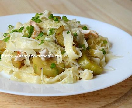 Макарони з кабачками і куркою в вершковому соусі, легкі рецепти