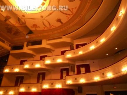 Un auditoriu mic cu un balcon este un mezanin sau un etaj