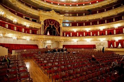 Un auditoriu mic cu un balcon este un mezanin sau un etaj