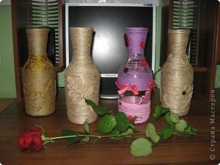 Maestru de clasă pe decorarea vaza cu propriile mâini decorare cu boabe de cafea și gris