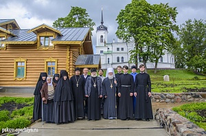 Mitropolitul Eusebiu a sărbătorit liturghia și ordinea consacrării crucii capelei în brânza de vaci de Sfânta Treime