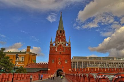 Arhiepiscopia și ansamblul Kremlinului Moscovei din piața catedralei