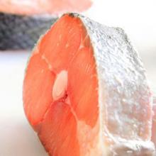 М'ясо дикого лосося червоне, м'ясо фермерського - сіре, північно-західне територіальне управління