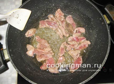 Carne de wapiti prăjită cu cartofi și ceapă - gătit pentru bărbați