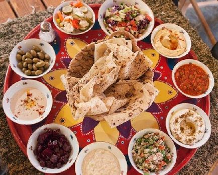 Bucătăria națională a Israelului - feluri de mâncare israeliene falafel, shakshuka, bazbusa, revani, meorav