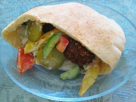 Bucătăria națională a Israelului - feluri de mâncare israeliene falafel, shakshuka, bazbusa, revani, meorav