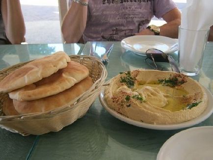 Bucătăria națională a Israelului - feluri de mâncare israeliene falafel, shakshuka, bazbusa, revani, meorav