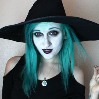 Imaginea vrăjitoarei de pe Halloween cu propriile sale mâini