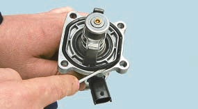 Opel Astra H eltávolítása és telepítése termosztát Opel Astra n használati eltávolítása javítás csere telepítési