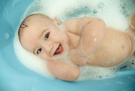 Оптимальна температура води для купання новонароджених
