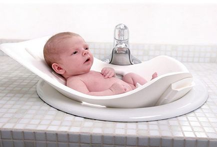 Оптимальна температура води для купання новонароджених
