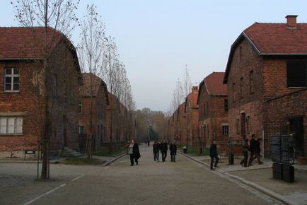 Auschwitz este un loc care merită vizitat