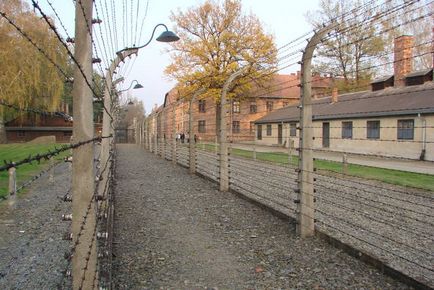 Auschwitz este un loc care merită vizitat