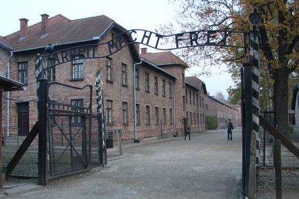 Auschwitz este un loc care merită vizitat