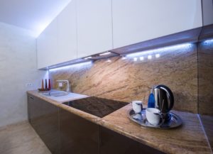 Világítás a konyhában a LED csík és más opciókat, design, videó és fotók