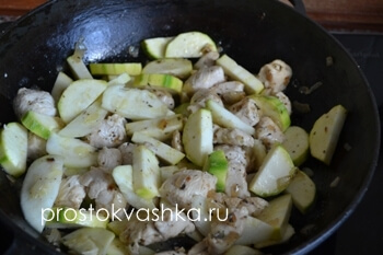 Tészta cukkini és a csirke - egy egyszerű recept a fotó