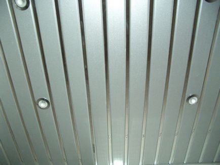 Підвісні рейкові стелі з алюмінієвих панелей - види, особливості та монтаж своїми руками