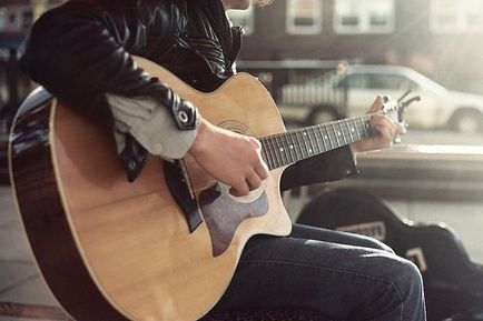 Corectați setarea mâinilor în timp ce jucați chitara