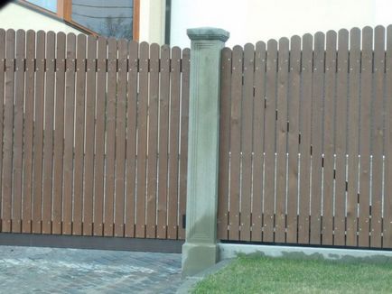 Megfelelő töltő és betonozása pillére a kerítés kezével