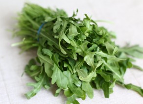 Arugula hasznos tulajdonságok és a károsodás (kár) Rukkolával hasznos tulajdonságok és az egészségkárosodás