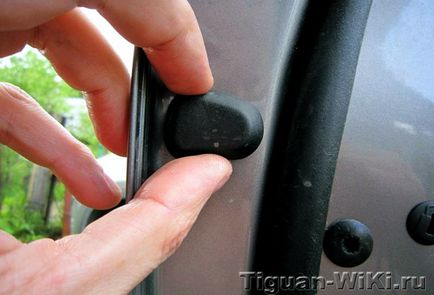 Kézi eltávolítása a belső fém ppaneli a Tiguan ajtó (hátsó menetirányban) távolítsa el a belső fém útmutató az ajtón ppaneli Tiguan