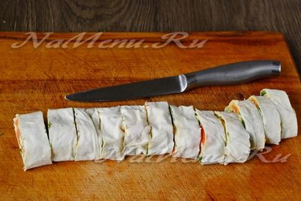 Tekercset lavash piros hal, lépésről lépésre recept fotók (zöldek) Tekercset lavash piros hal, lépésről lépésre recept fotók