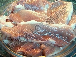 Рулет зі свинини з грибами - смачний домашній покроковий рецепт з фото